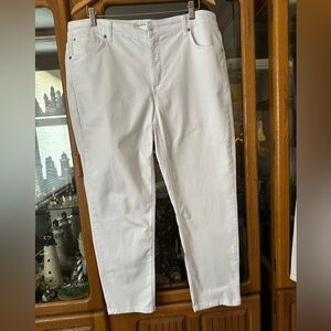 Jones New York Women’s White Slim Straight Jeans
Size 16 W